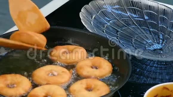 厨师开了个甜甜圈派对视频的预览图