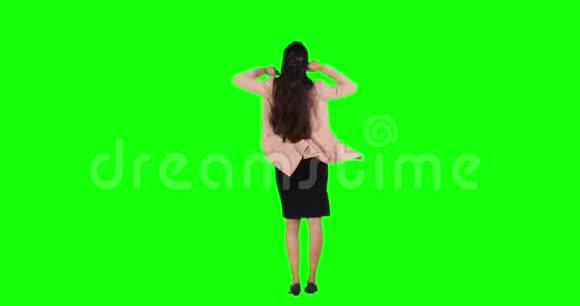 成功女商人跳舞的后视图视频的预览图
