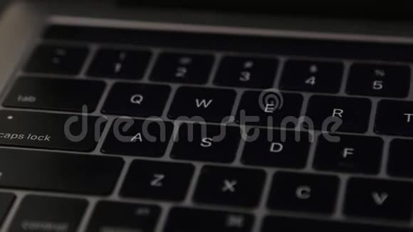 笔记本电脑键盘按钮顶部视图视频的预览图
