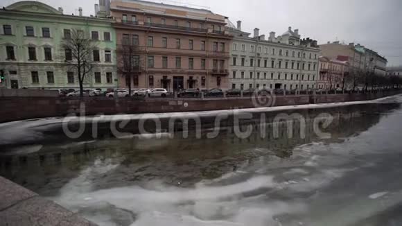 城市倒影在水中视频的预览图
