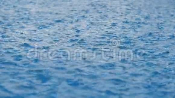 下大雨净水的概念视频的预览图
