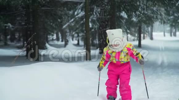 想在森林里滑雪的小女孩视频的预览图