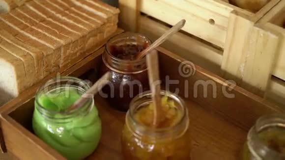 不同的罐子里的果酱视频的预览图
