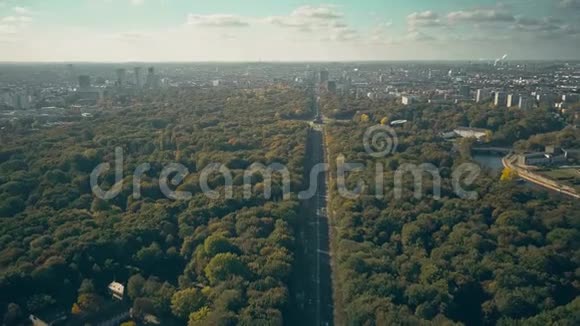 飞往德国蒂尔腾公园著名的柏林胜利柱视频的预览图
