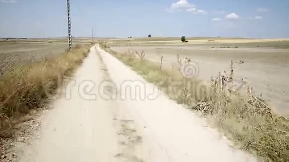 GodaPalaciosdeGoda和Honquilana之间的乡村道路视频的预览图
