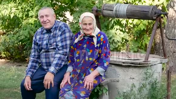 可爱的老年夫妇在户外拥抱和微笑视频的预览图