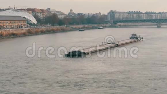 一艘巨大的驳船漂浮在多瑙河上视频的预览图