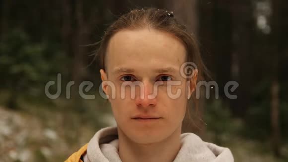 森林中一位年轻严肃男子的慢镜头肖像视频的预览图