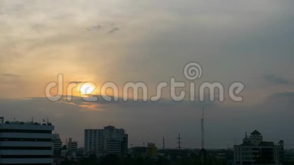 城市的夕阳和橙色的天空视频的预览图