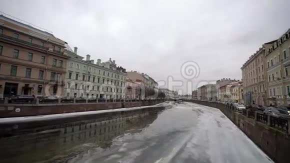 城市倒影在水中视频的预览图