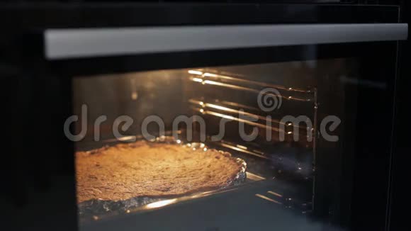 在烤箱里烤饼干视频的预览图