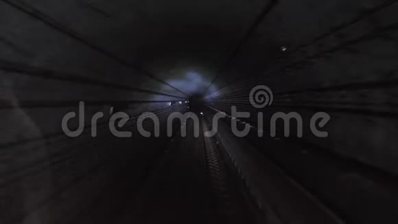 地铁列车穿过隧道火车穿过地下隧道从4K的机舱看到视频的预览图