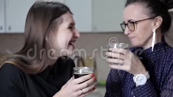 两个朋友正在休息和喝咖啡咖啡时间去喝咖啡视频的预览图
