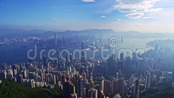 美丽的无人机空中城市全景飞越城市建筑视频的预览图