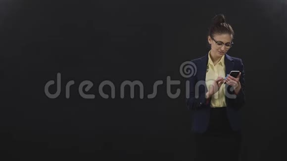 女商人在黑色背景下用电话聊天视频的预览图