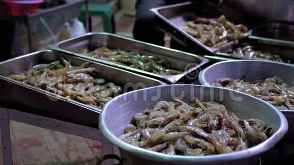 鲜虾出售在一个开放的商店橱窗上的街道市场埃及视频的预览图