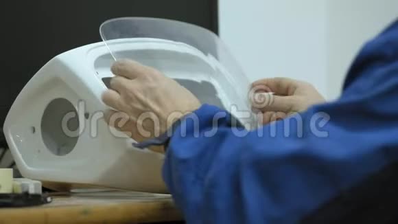 工人收集一个白色现代机器人的头把杯子擦干净视频的预览图