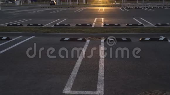 在黄金时间日落时分在购物中心的80个慢镜头中拍摄的空停车场视频的预览图