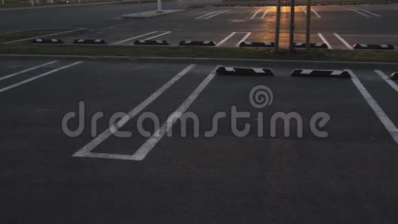 在黄金时间日落时分在购物中心的80个慢镜头中拍摄的空停车场视频的预览图