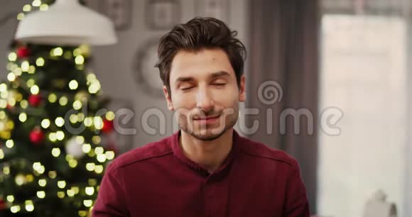 在圣诞节时微笑的男人视频的预览图