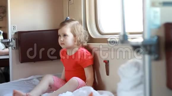 小女孩乘火车旅行婴儿乘火车旅行睡觉概念兴趣好奇期待视频的预览图