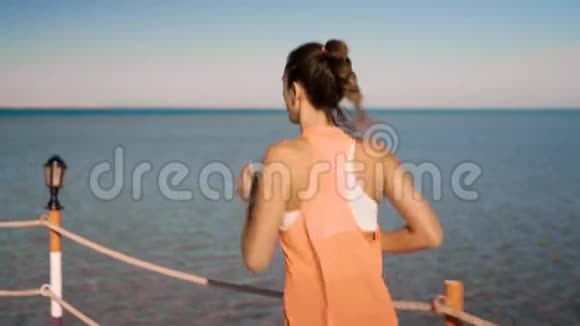 跑步的女人在户外海滩跑步视频的预览图