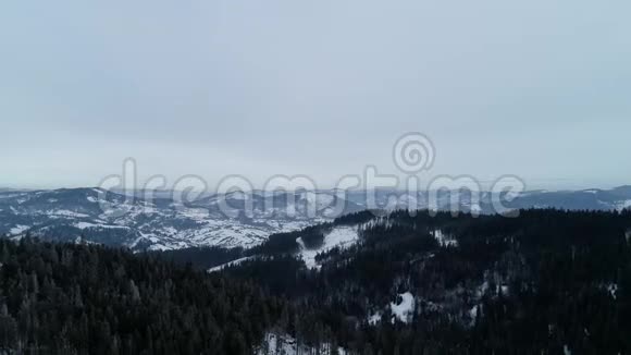 空气视图冬季山区的乡村景观从鸟瞰森林中白雪覆盖房屋视频的预览图
