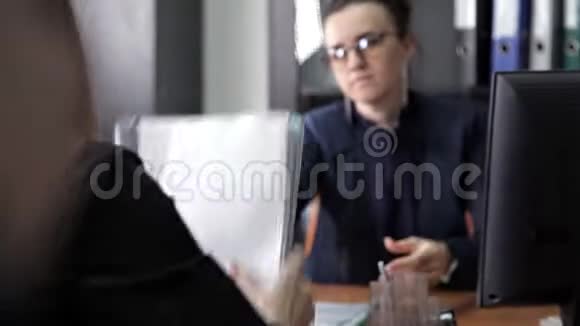 两个女商人坐在办公室讨论合同视频的预览图