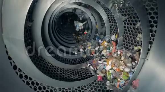 特殊设备在工厂里分类垃圾动作缓慢视频的预览图