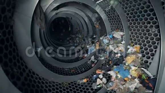 工厂的回收过程旋转机器在废物中心回收垃圾视频的预览图
