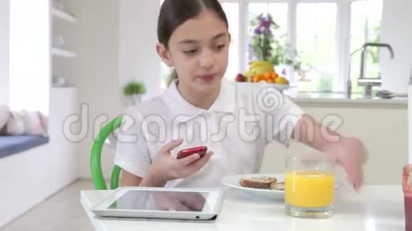 带数字平板电脑和移动进食烤面包机的女学生视频的预览图