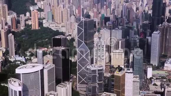 香港九龙人口稠密区屋顶及街道的空中无人机画面摘要视频的预览图