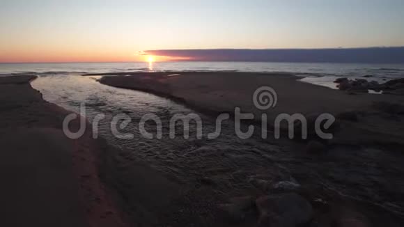 美丽的日落与红色水喷入大海图亚拉脱维亚2019年4月13日视频的预览图