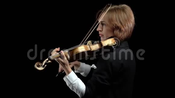 小提琴手持弓演奏抒情作品黑色背景视频的预览图