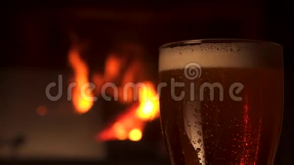 背景中带有泡沫壁炉的茶点冷却啤酒杯视频的预览图