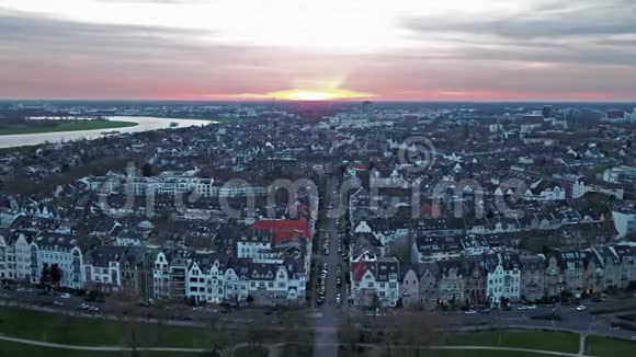德国杜塞尔多夫市与约瑟夫贝尤斯乌费尔和奥伯卡塞尔大桥交叉的空中景观所有视频的预览图
