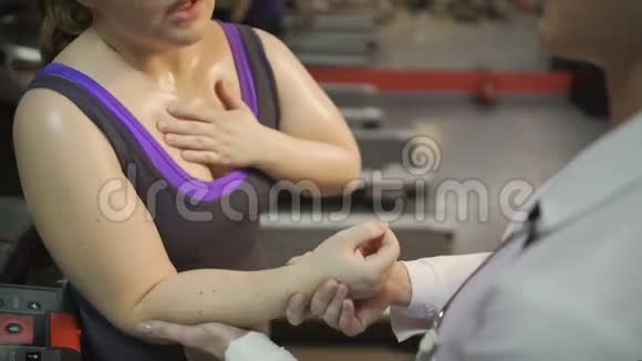 女人呼吸急促心动过速医生给她脉搏视频的预览图
