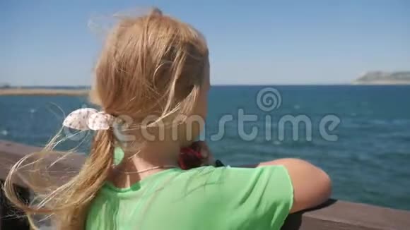 看海的少女令人担忧的女孩希望视频的预览图