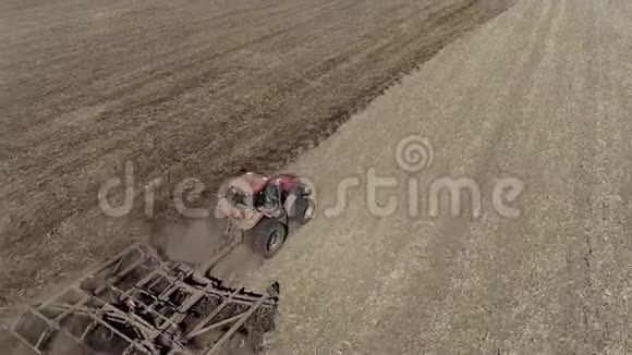 拖拉机在农场工作现代农业运输农民在田间工作肥沃的土地耕种视频的预览图