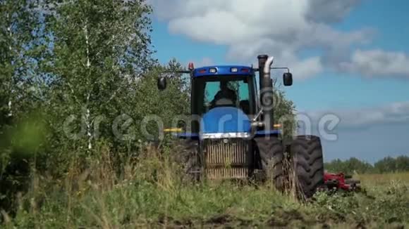 一个农民准备土地在圆盘耙拖拉机上播种视频的预览图