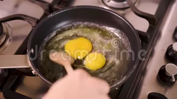 女人在厨房的煤气炉上准备炒鸡蛋视频的预览图