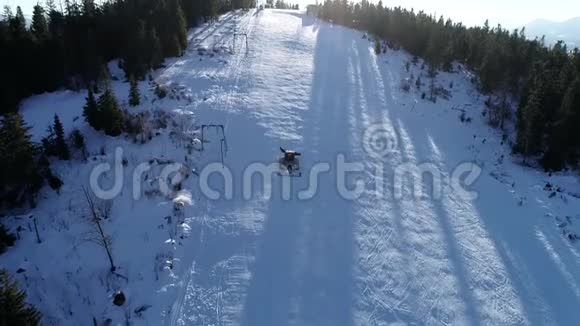 风景优美的冬季空中飞行无人机飞越山区和滑雪场雪猫开始它转移准备斜坡视频的预览图