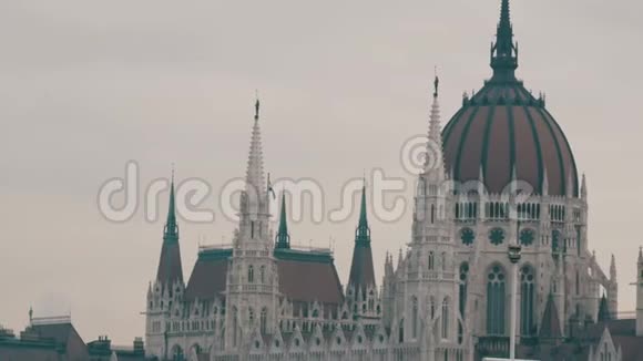 世界著名的匈牙利议会大厦位于布达佩斯在多云的天气里采用哥特式风格视频的预览图