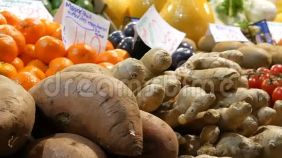 各种不同的水果在中央市场大厅的柜台上匈牙利健康食品维生素和铭文视频的预览图