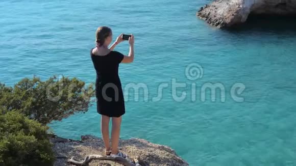 白种人少女在海湾岸崖拍照自拍照视频的预览图