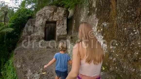 一个年轻的家庭参观GunungKawiSebatu寺庙的慢镜头公元11世纪的寺庙和墓葬群视频的预览图