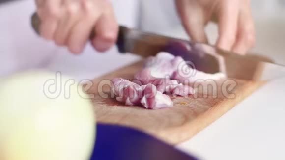 女人在木板上切肉视频的预览图