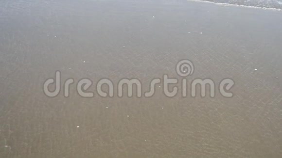 热带海洋海景海浪拍打在沙滩上视频的预览图