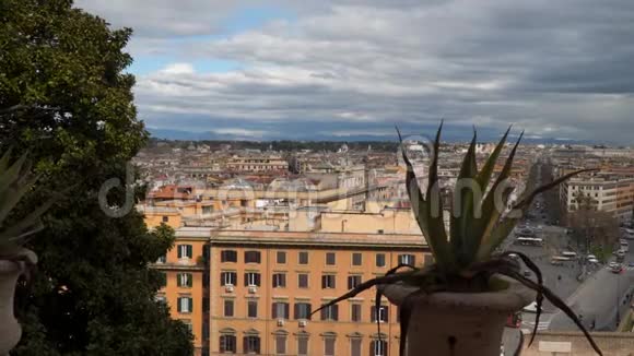 从窗口到罗马大街的景色视频的预览图