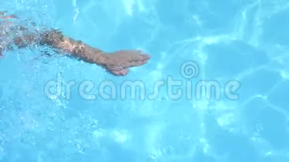 游泳池慢动作游泳的游泳健将视频的预览图